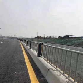 新疆道路護(hù)欄防撞護(hù)欄 城市花箱道路護(hù)欄