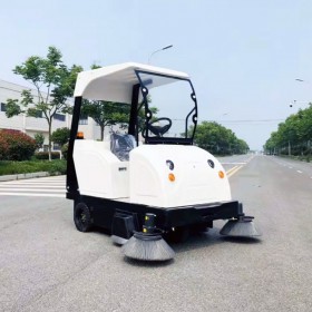 駕駛式電動掃地車 吸塵噴霧小型掃路車 物業(yè)廠區(qū)自動地面清掃車